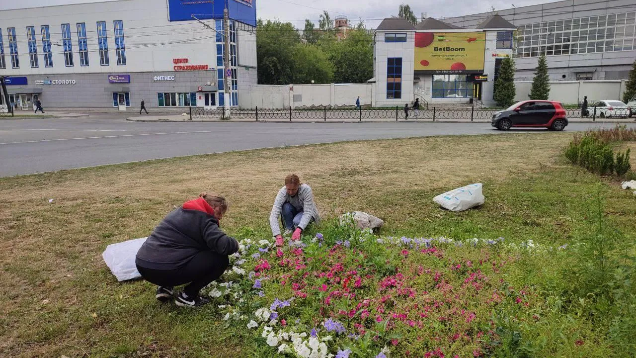 Трудовые бригады школьников помогают ухаживать за цветами в Подольске