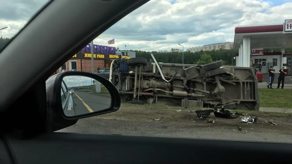 Спорткар врезался в грузовик на шоссе в Подольске
