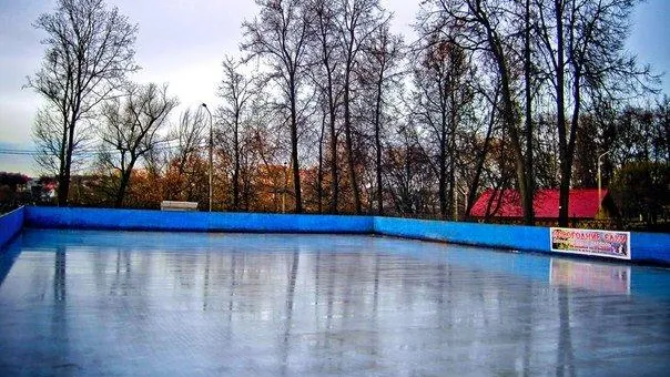 В парке Подольска временно закрыли каток из‑за дождя