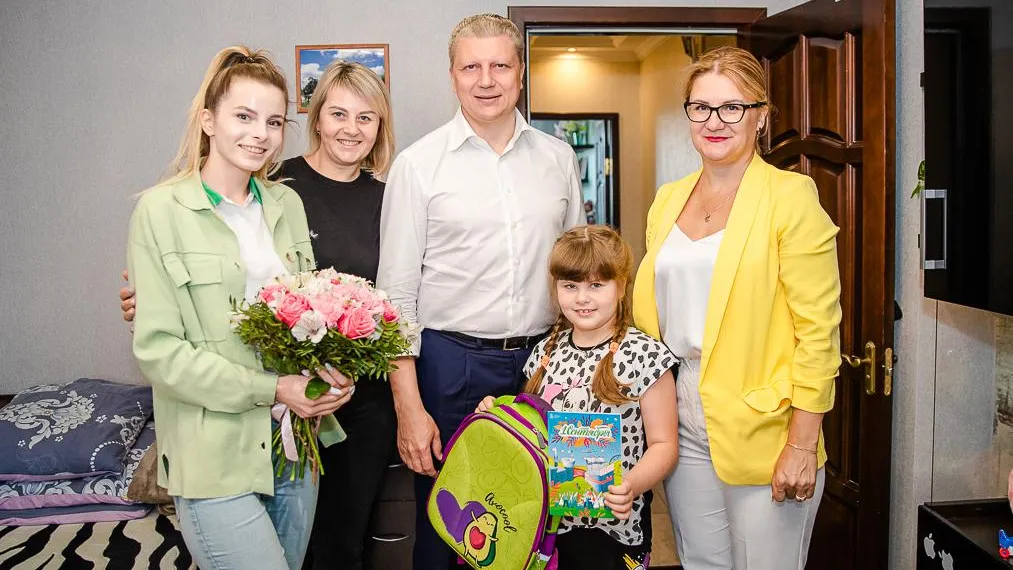 Глава Одинцовского округа подарил первокласснице рюкзак со всем необходимым для школы