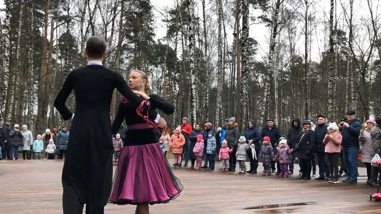 Танцевальный флешмоб организовали на празднике в честь 8 Марта в парке Балашихи