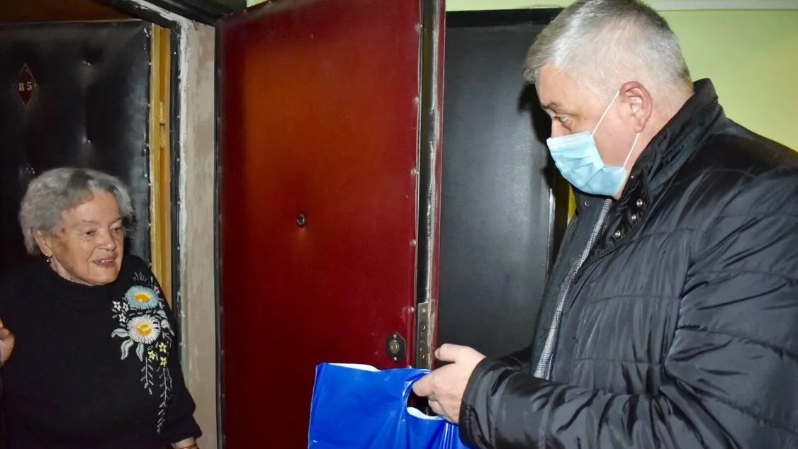 Бывшей узнице фашистских лагерей из Балашихи передали продуктовый набор