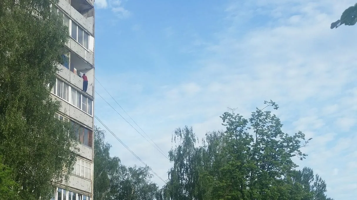 В Подольске мужчина повис на балконе верхнего этажа