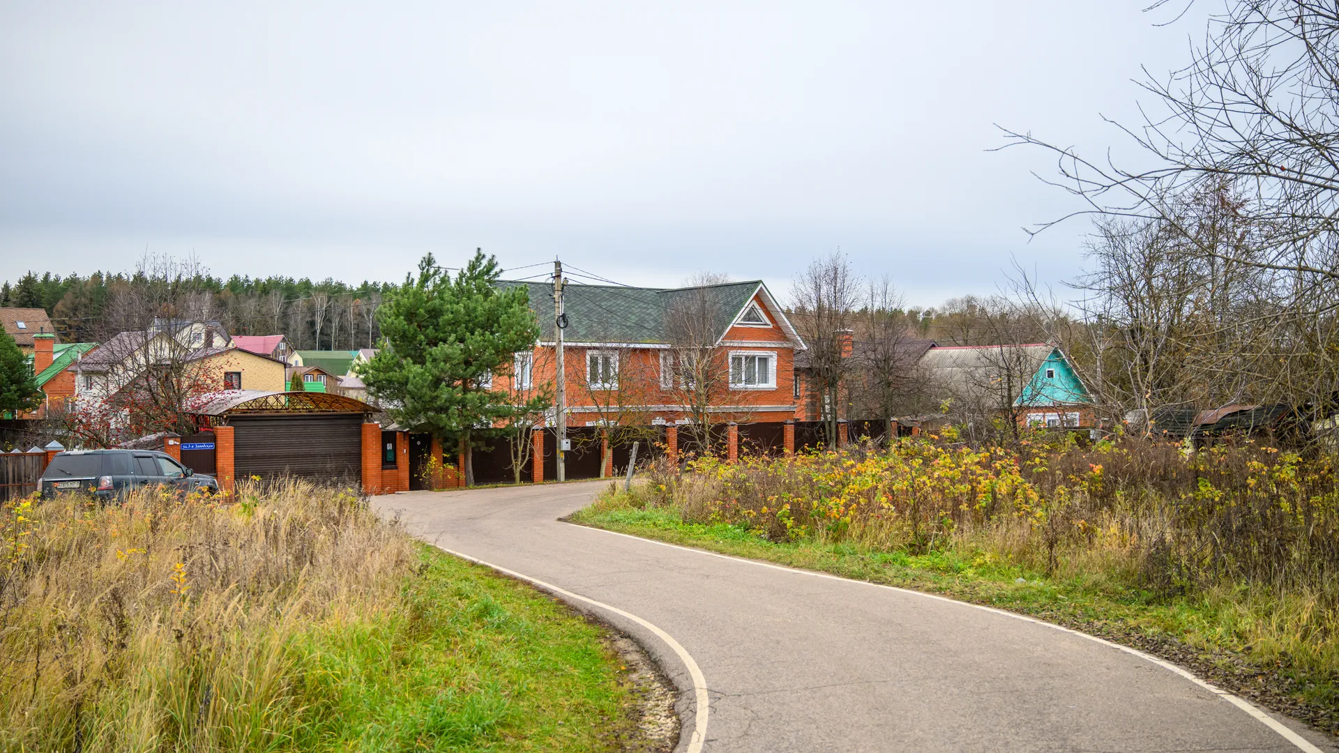 Частные дома в микрорайоне Белые Столбы города Домодедово осенью