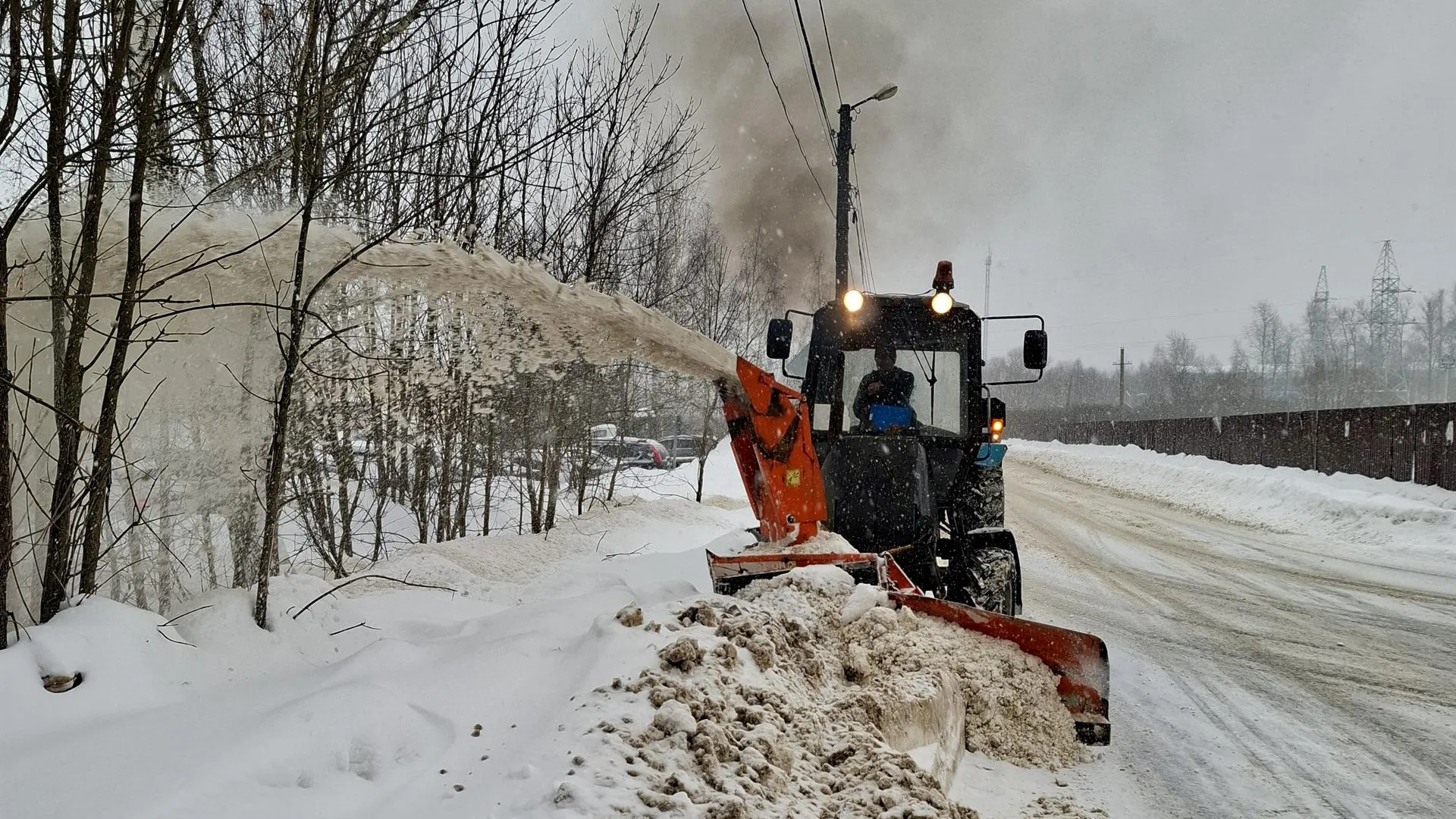 В Можайском округе более 220 рабочих и 70 машин устраняют последствия снегопада