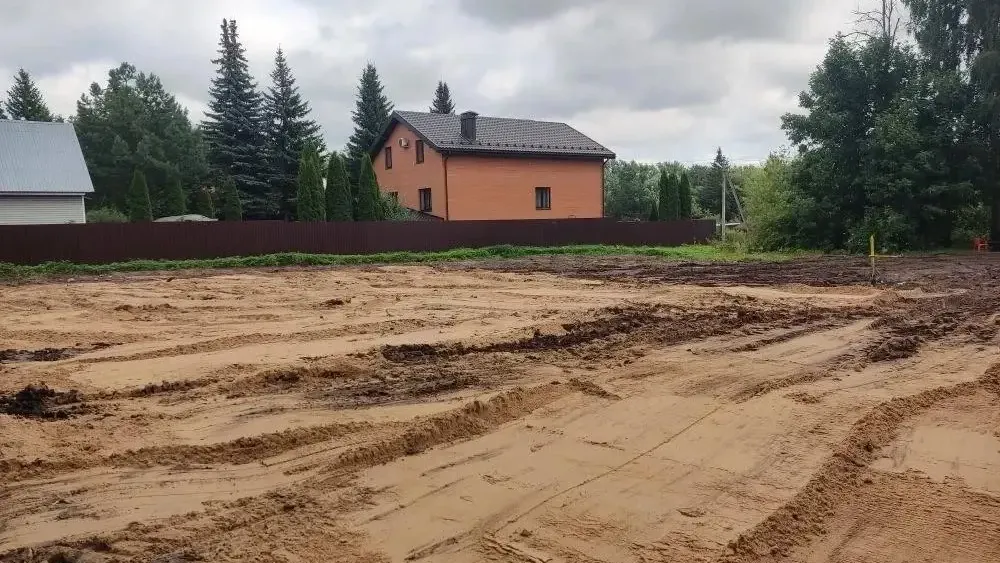 В Дмитрове снесли аварийный дом на Правонабережной улице