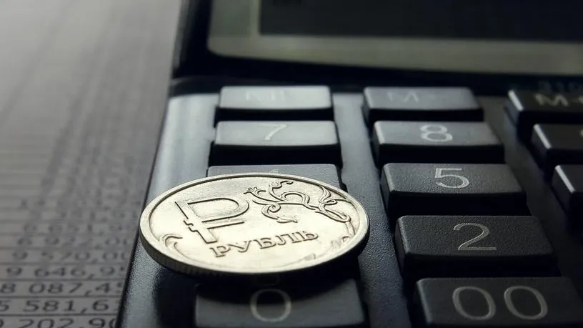 Рубль на тормозах: что ждет отечественную валюту в 2026 году — плавное снижение или обвал