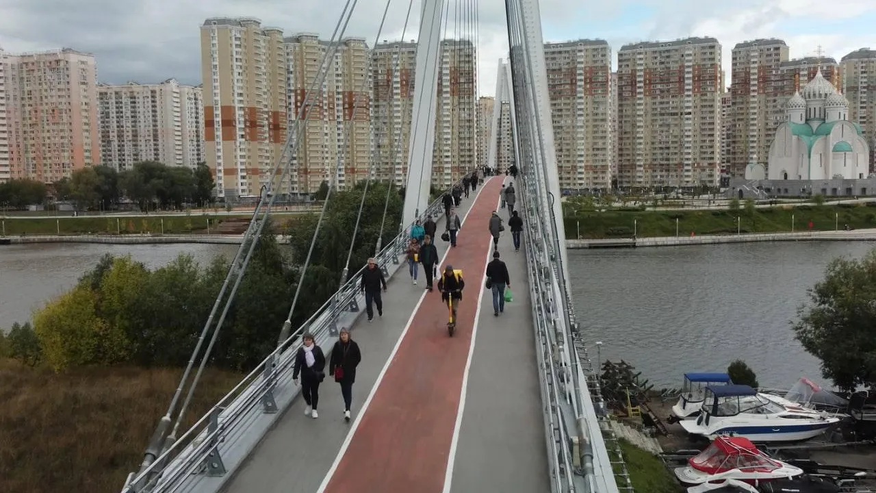 На Павшинском мосту Красногорска обновили разметку на велодорожке