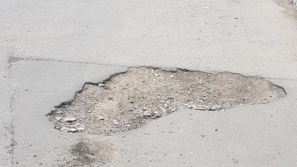 Яму в одном из дворов на Театральной улице Подольска заделали по просьбе жителя