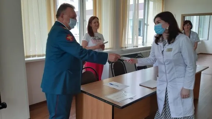 ОНФ вручил медикам в Красногорске сертификаты в центр красоты