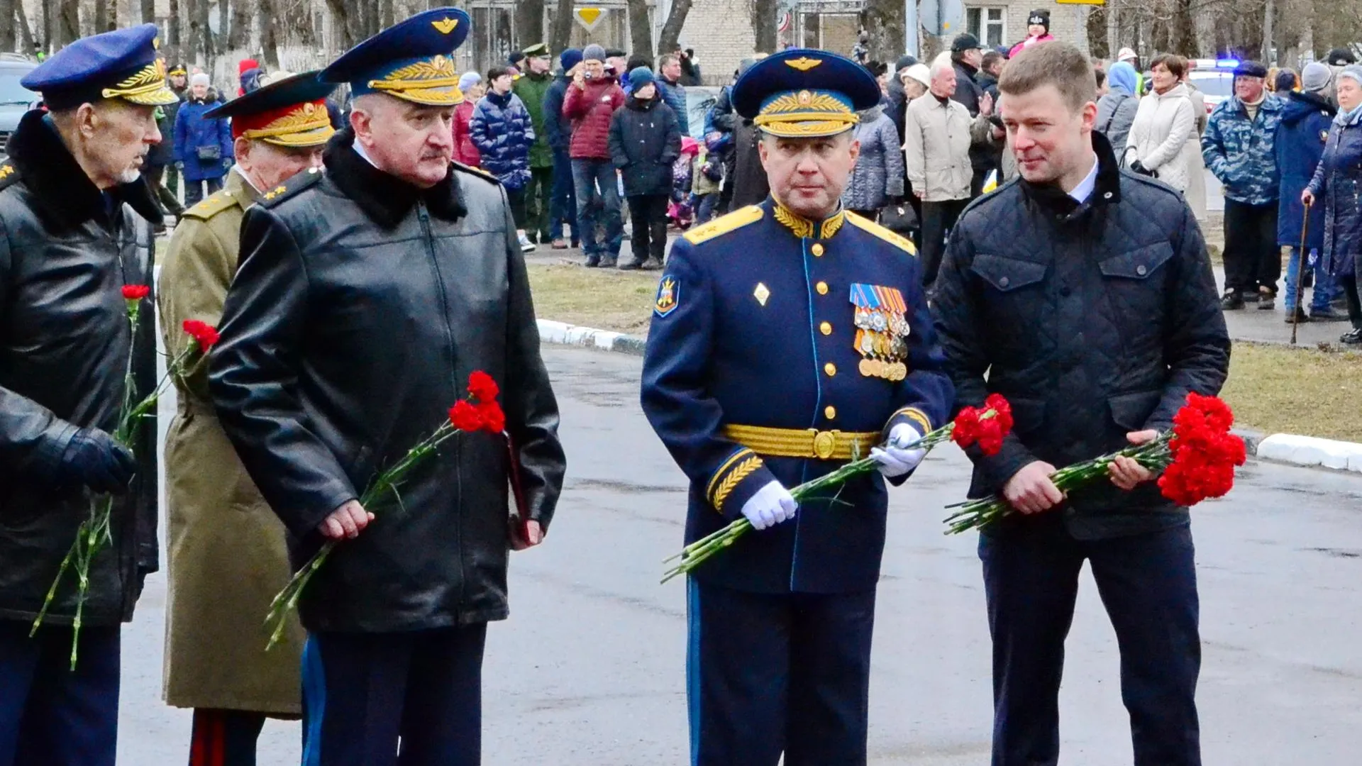 Глава Балашихи возложил цветы к памятнику маршалу Батицкому накануне Дня войск ПВО