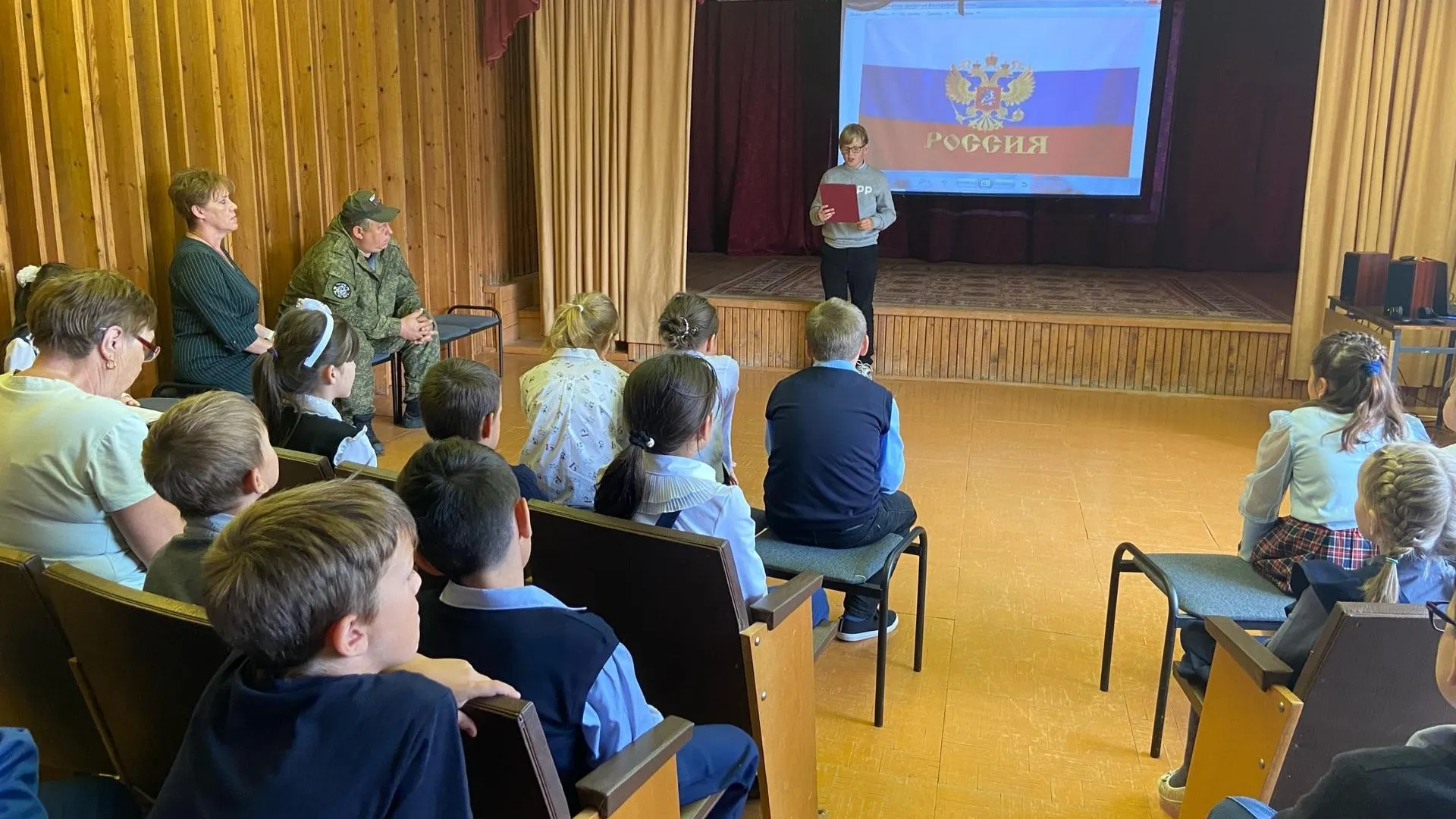 В школе Сергиево‑Посадского округа состоялась встреча с участником СВО