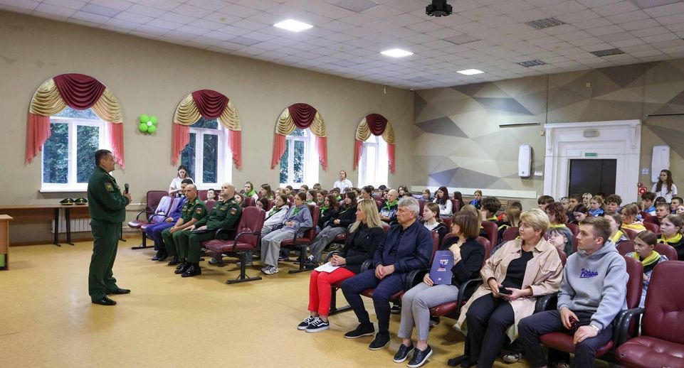 Бойцы СВО на уроке мужества в детском лагере Подольска рассказали о помощи людей