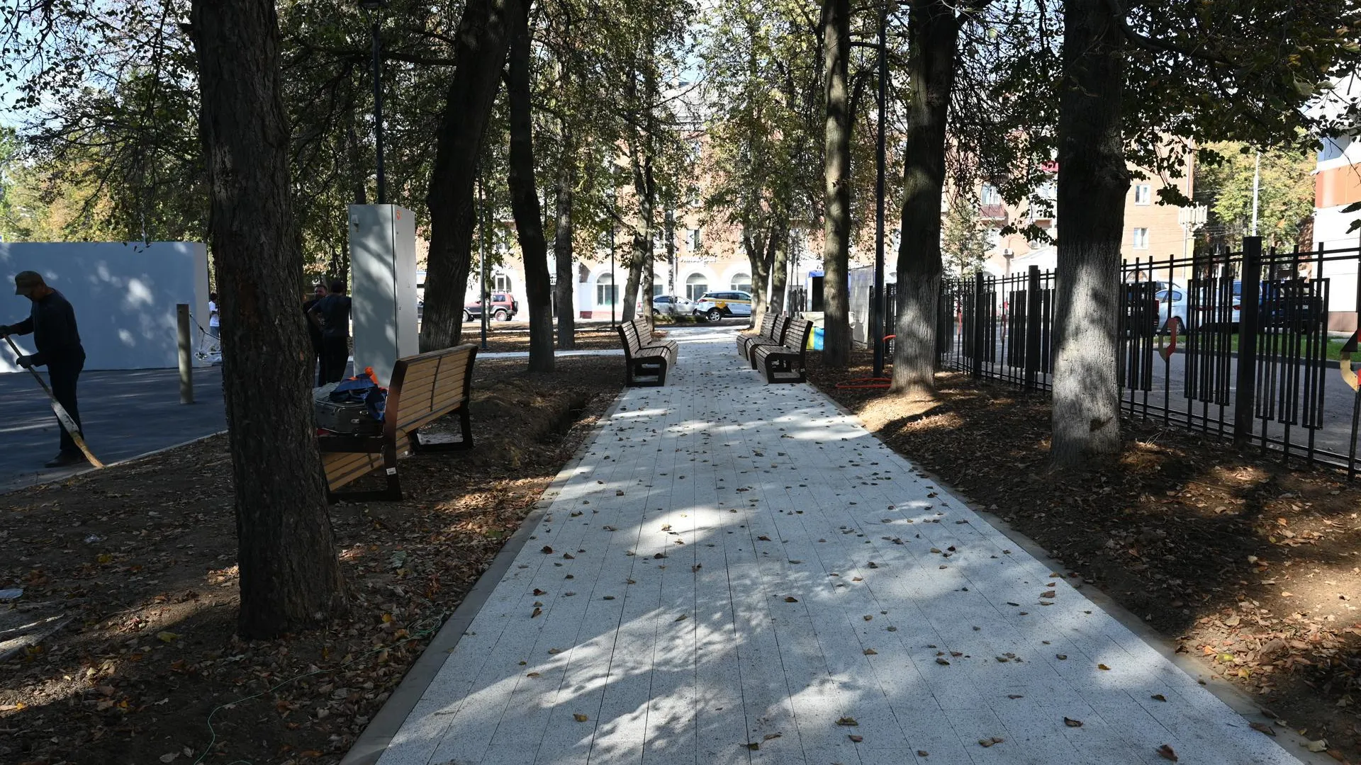 В Ленинском округе завершаются работы по благоустройству сквера
