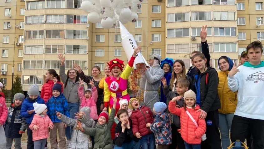 В небо Подольска запустили шары с ракетами в честь Дня космонавтики