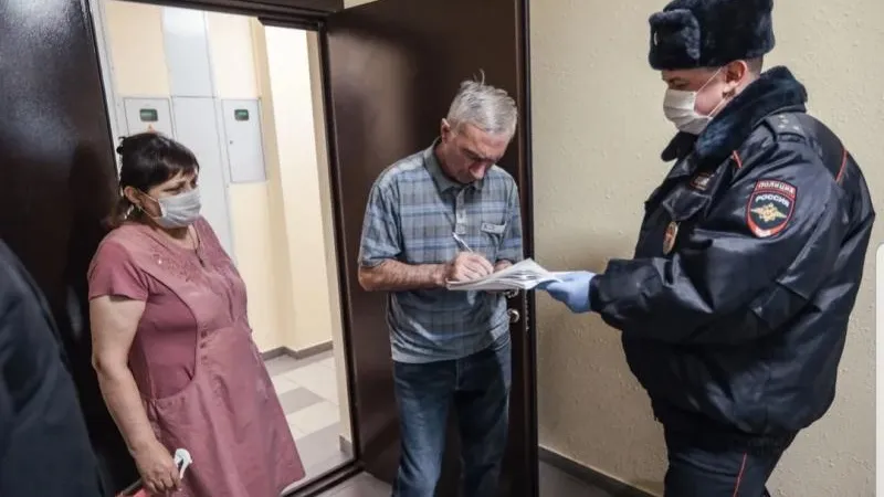 Жителям Мытищ разъяснили важность ограничений выходов на улицу