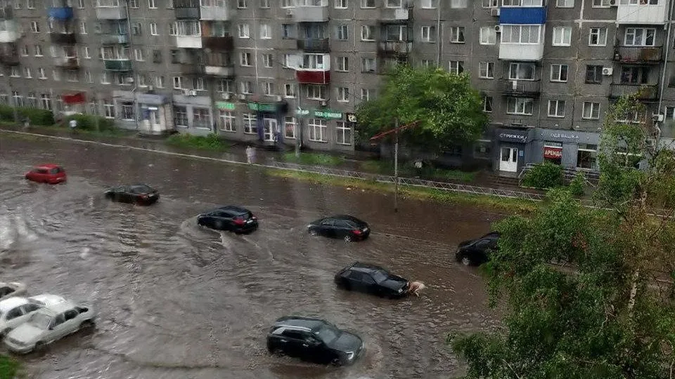 Мощный ливень затопил дороги в кузбасском Новокузнецке