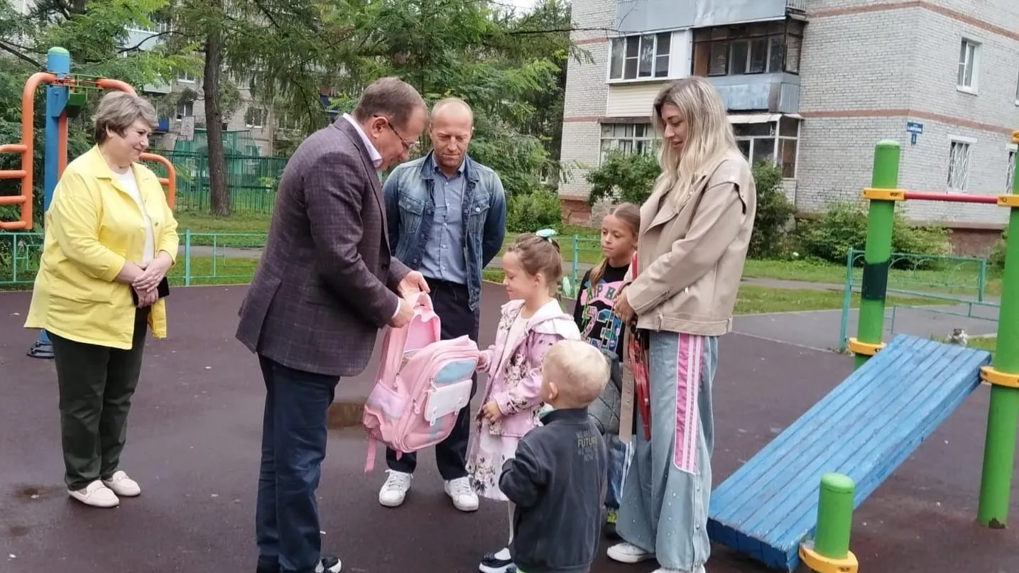 Депутат Мособлдумы Эдуард Живцов поучаствовал в акции «Собери ребенка в школу»