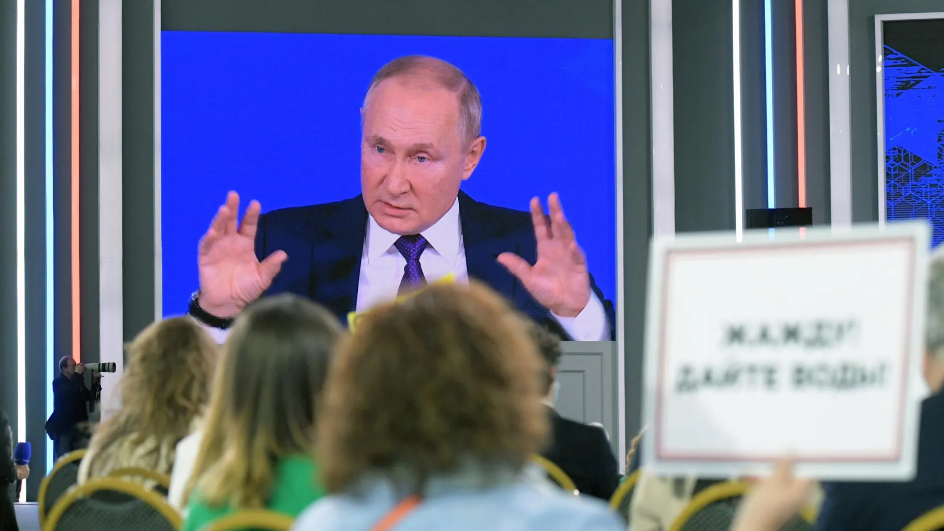 Президент России заявил о необходимости оказать помощь афганскому народу