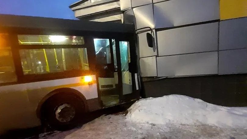 Один человек остается в больнице после ДТП с автобусом в Электростали