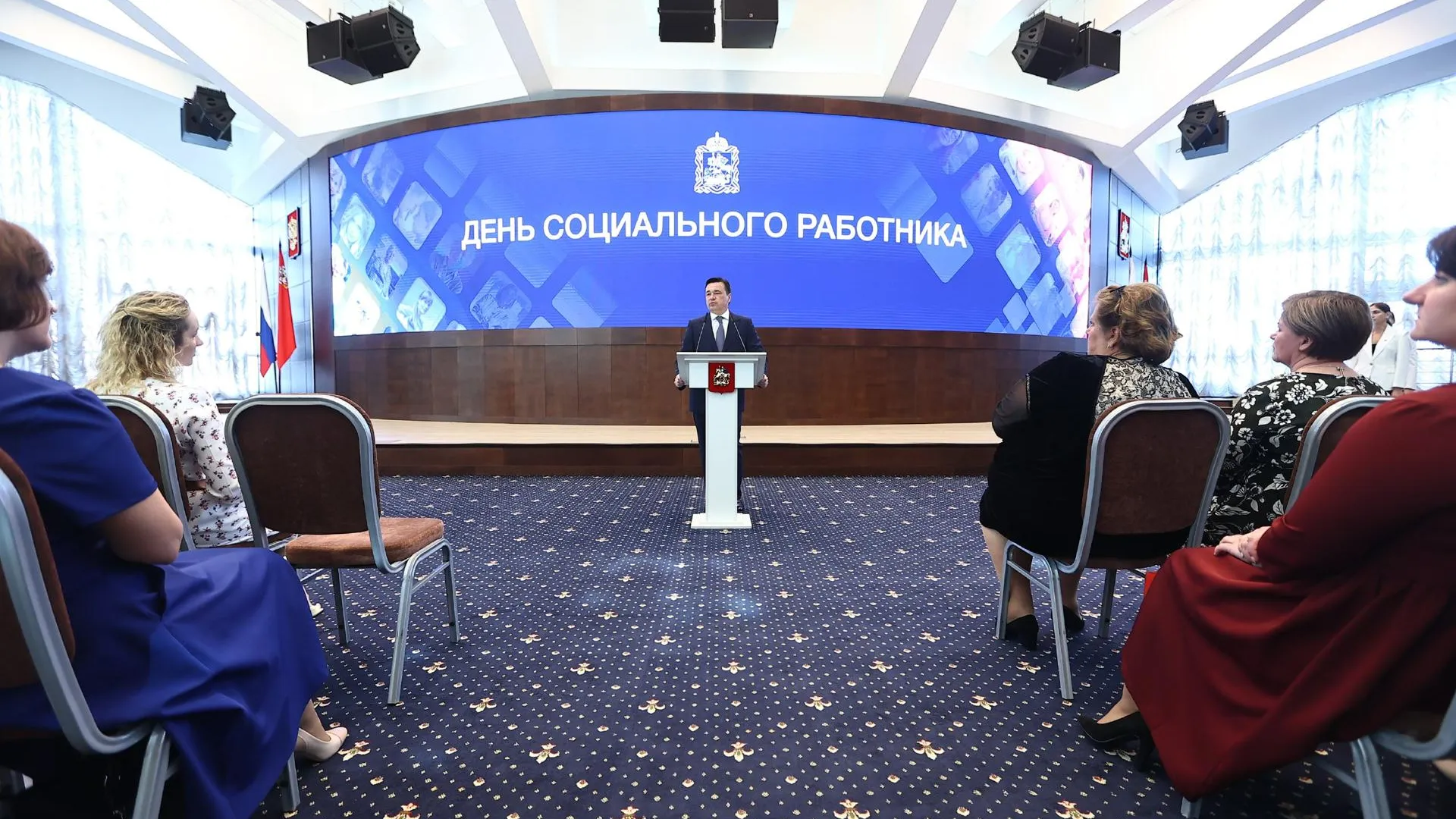 Губернатор Подмосковья назвал труд социальных работников служением обществу