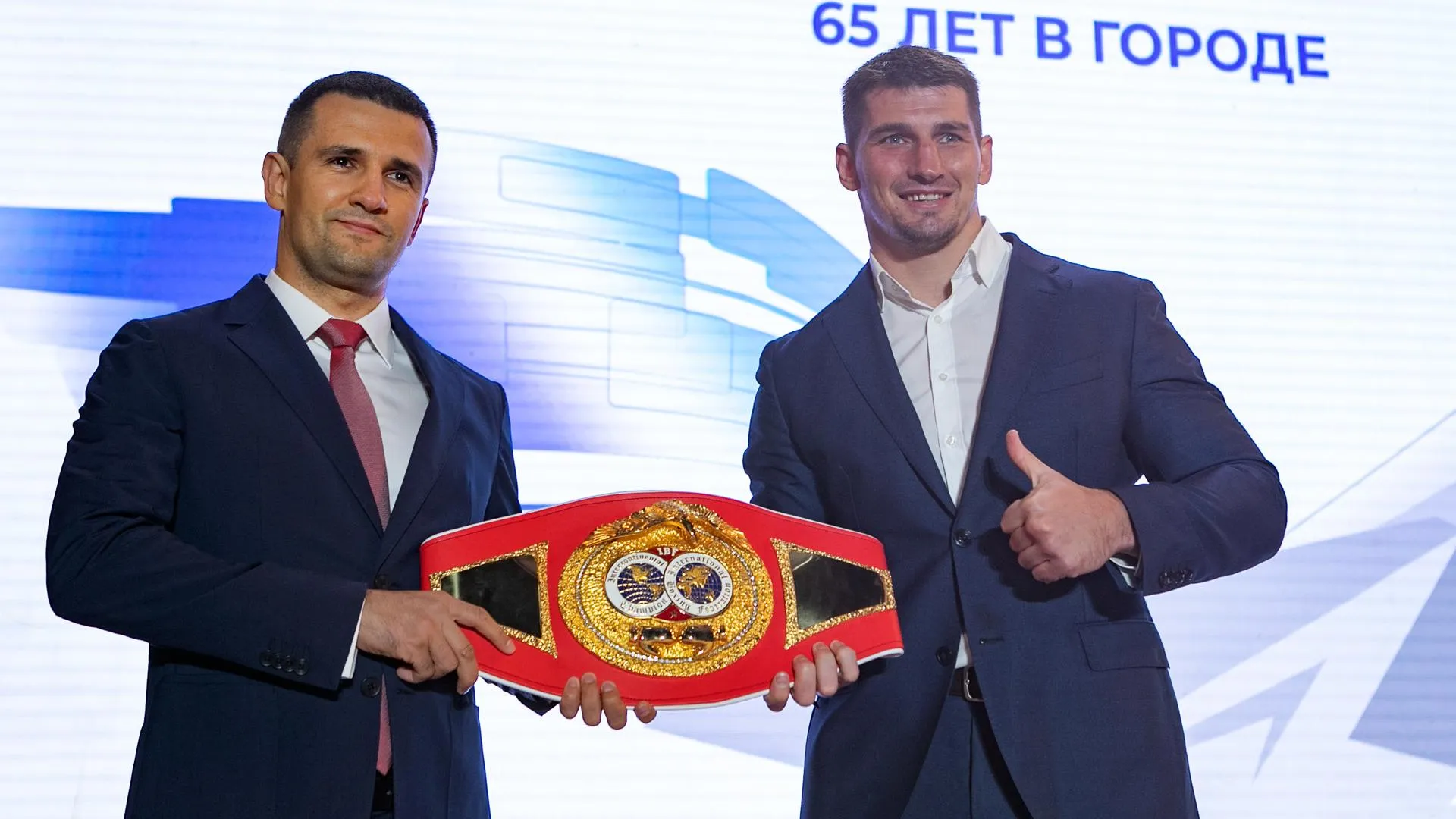Известный боксер из Реутова передал чемпионский пояс музею