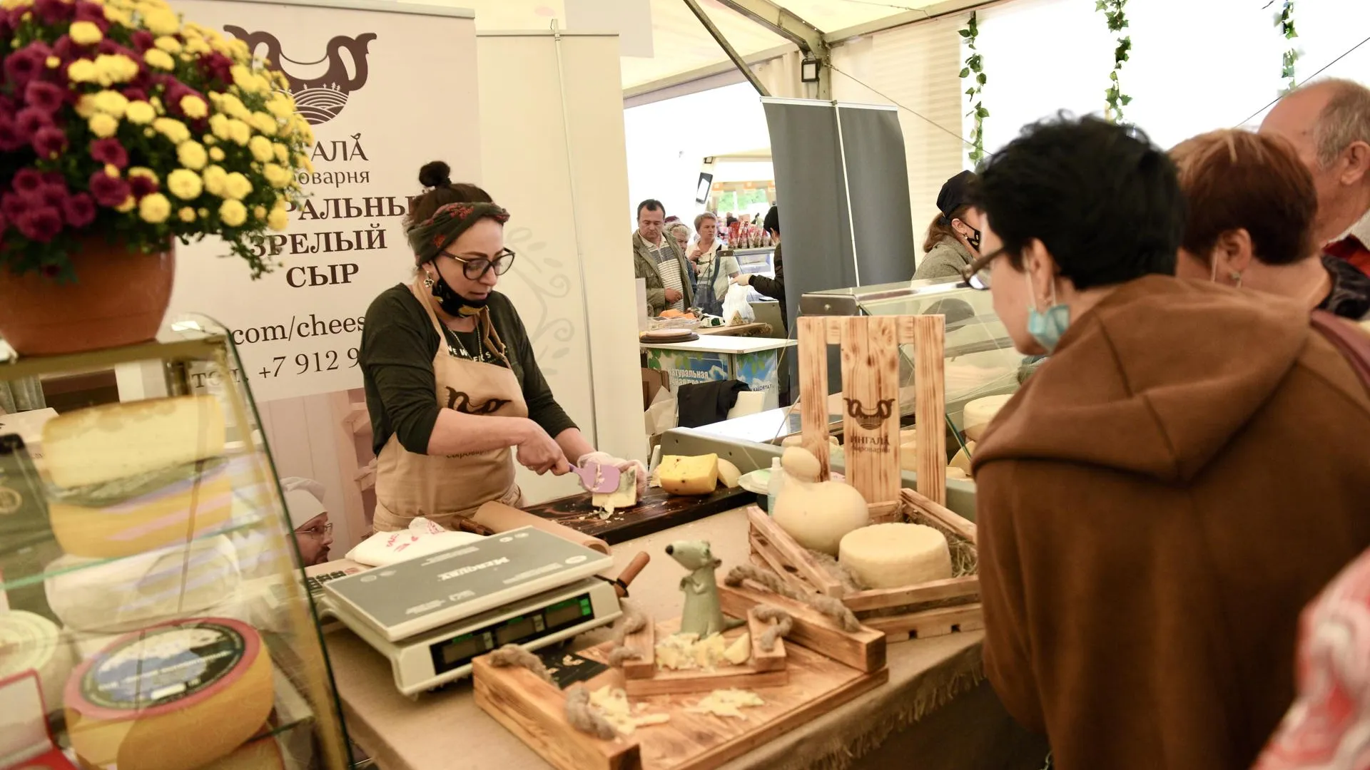 Около 400 участников представили свою продукцию на фестивале «Сыр. Пир. Мир» в Подмосковье