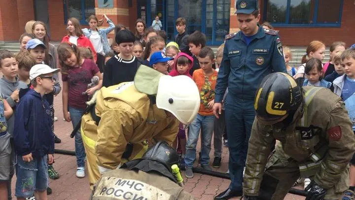 Воспитанникам лагеря в Дзержинском показали принцип работы вооружения пожарной машины