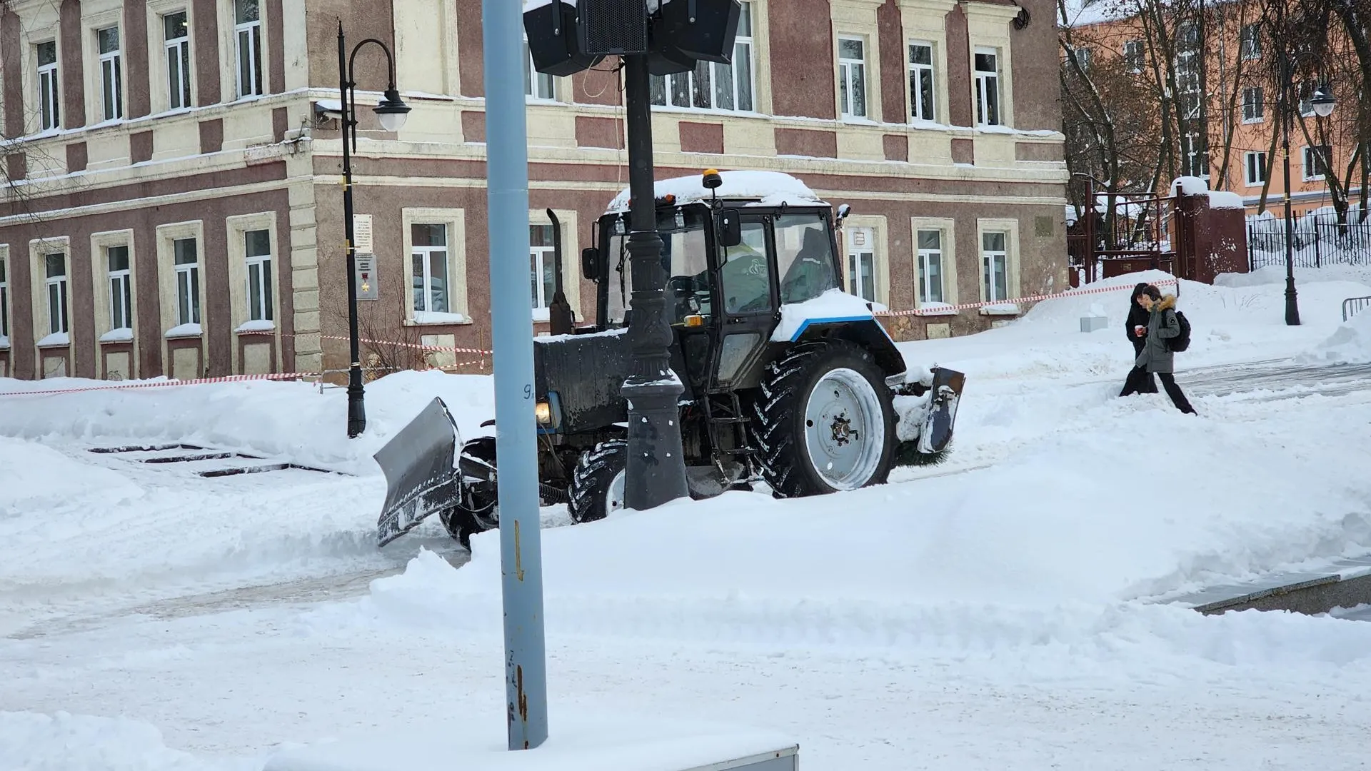 Коммунальные службы Ногинска расчищают Фонтанную площадь от снега