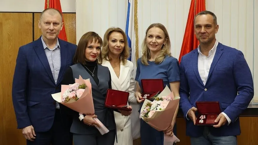 3 медработникам из Дзержинского вручили ордена Пирогова