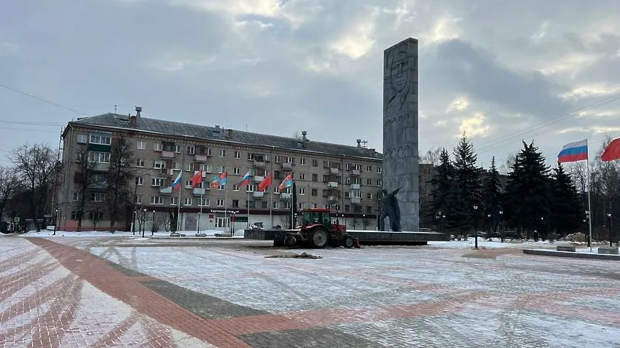 В Балашихе коммунальщики продолжают расчищать дворы и улицы города от наледи