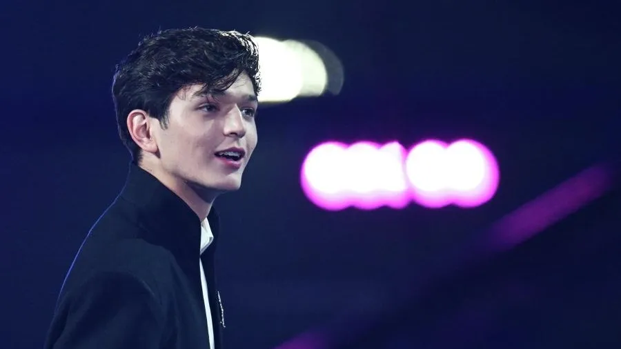 Певцу Akmal' отменили тур в Казахстане из-за отказа принять желто-синий пакет