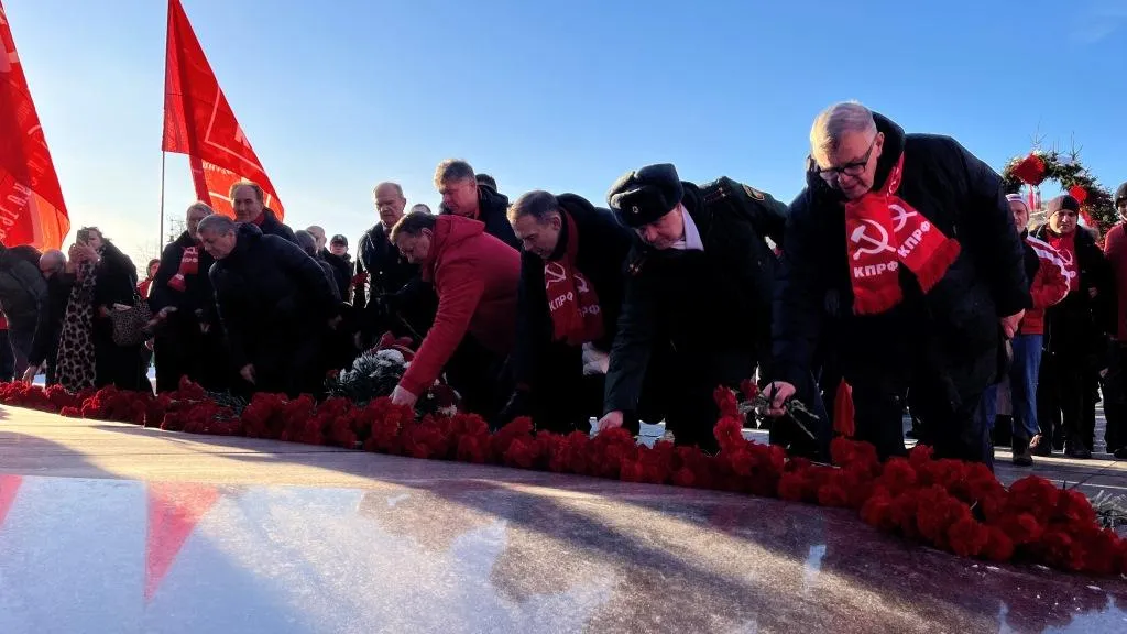 Руководитель фракции КПРФ в Мособлдуме возложил цветы к Могиле Неизвестного Солдата