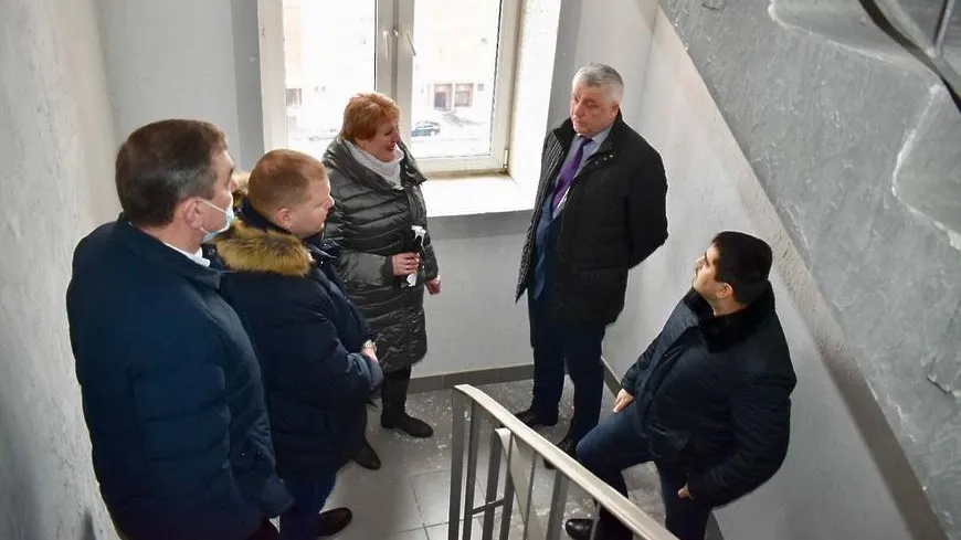 Качество ремонта лестничных маршей проверили в доме на улице Калинина в Балашихе