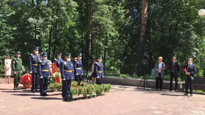 Цветы и венки возложили к мемориалу Победы в Красногорске