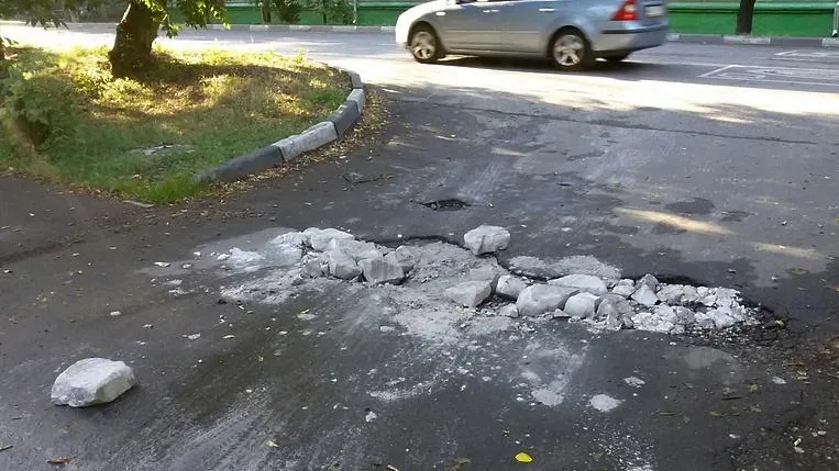 Ремонт дороги на Хлебозаводской улице в Люберцах провели с помощью битых кирпичей