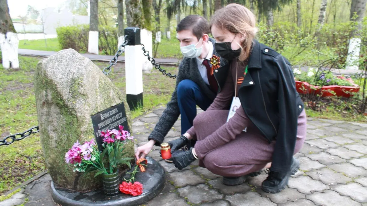 Волонтеры Красногорска возложили цветы и зажгли лампады возле мемориалов в округе
