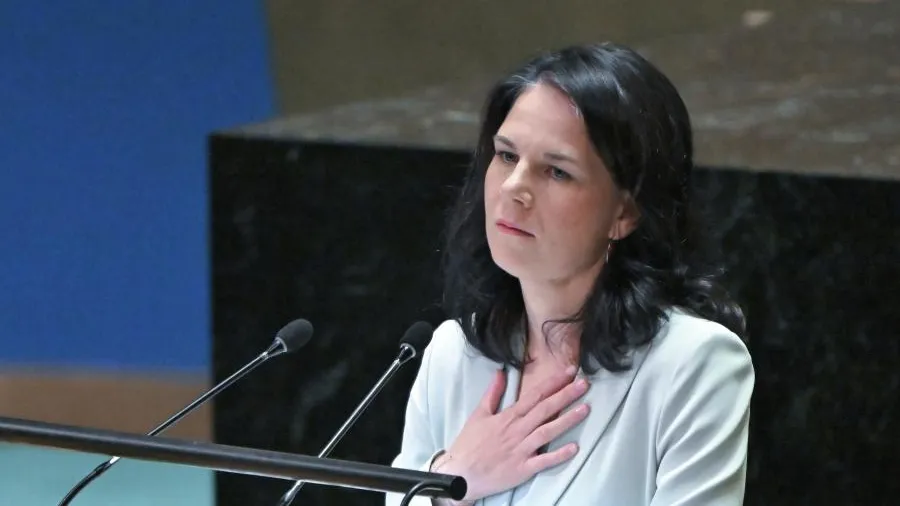 Бербок заявила, что Путин не желает разговаривать с Шольцем