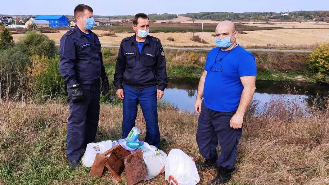 Огнеборцы убрали мусор на берегах прудов в Подольске