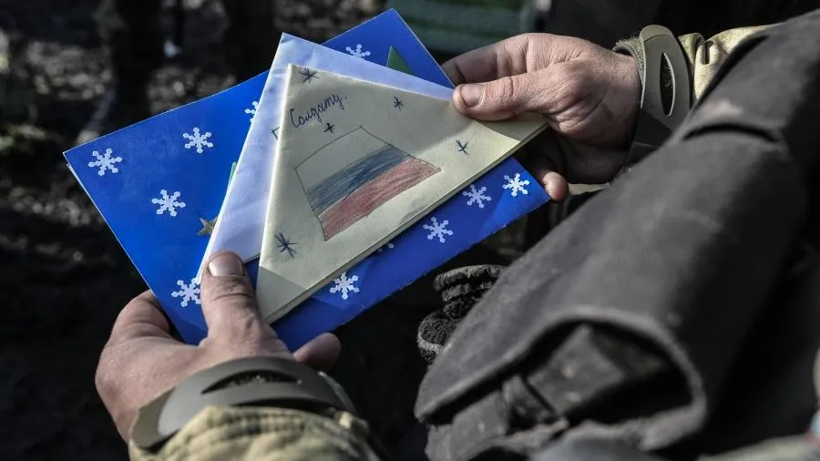 Бойцам группировки «Запад» ВС РФ за неделю доставили более 1 тыс писем от детей
