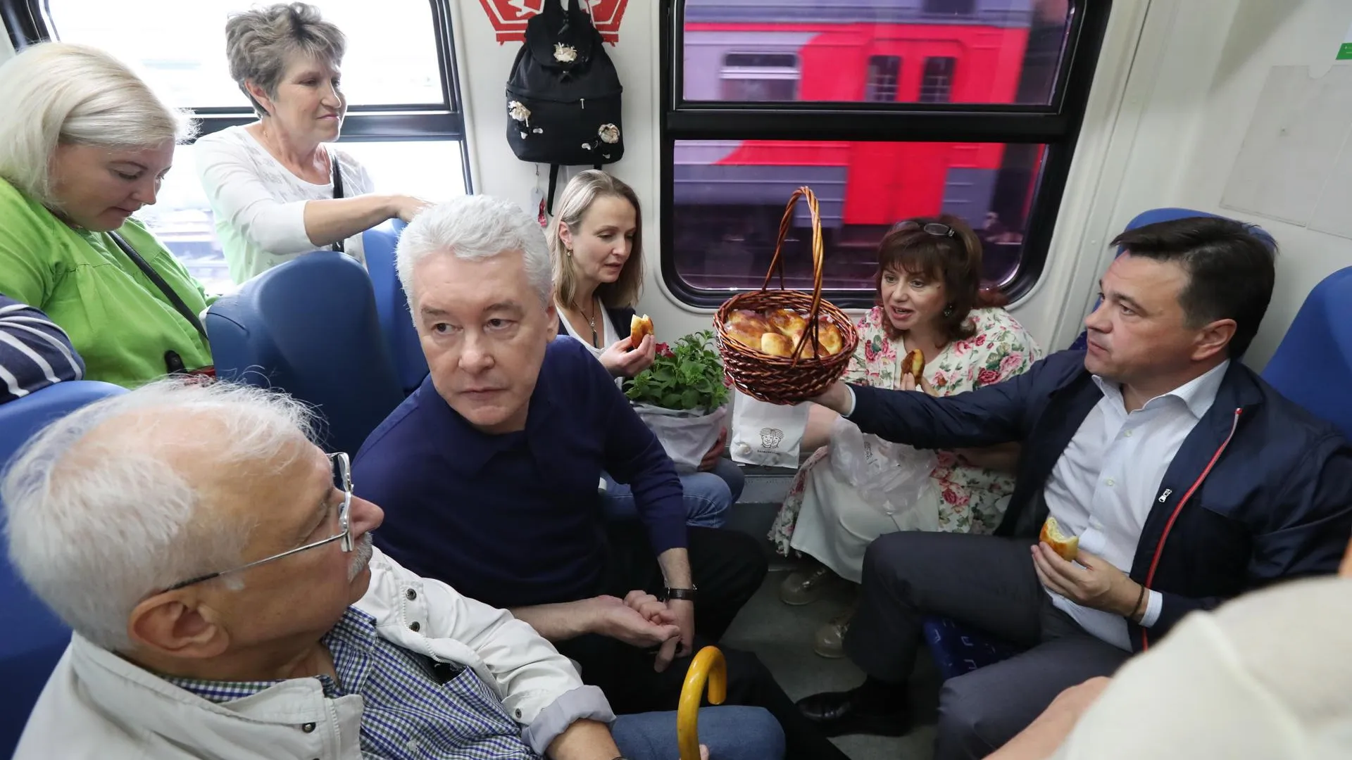 Воробьев угостил пирожками пассажиров электрички Москва — Александров