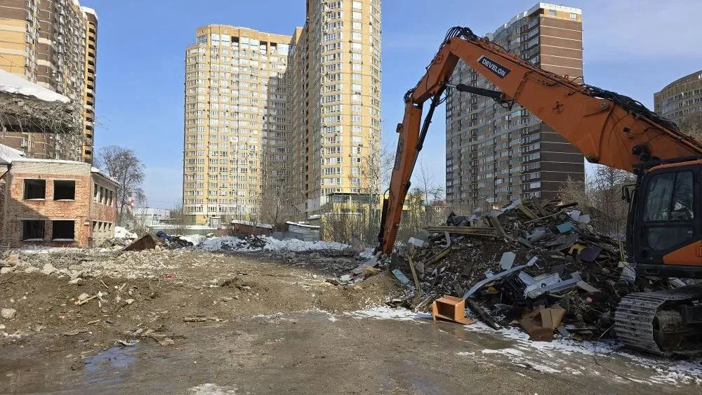 В Королеве начали демонтаж недостроенной школы на 1 100 мест