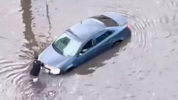 Машины глохли в огромных лужах: Петербург ушел под воду после сильнейшего ливня