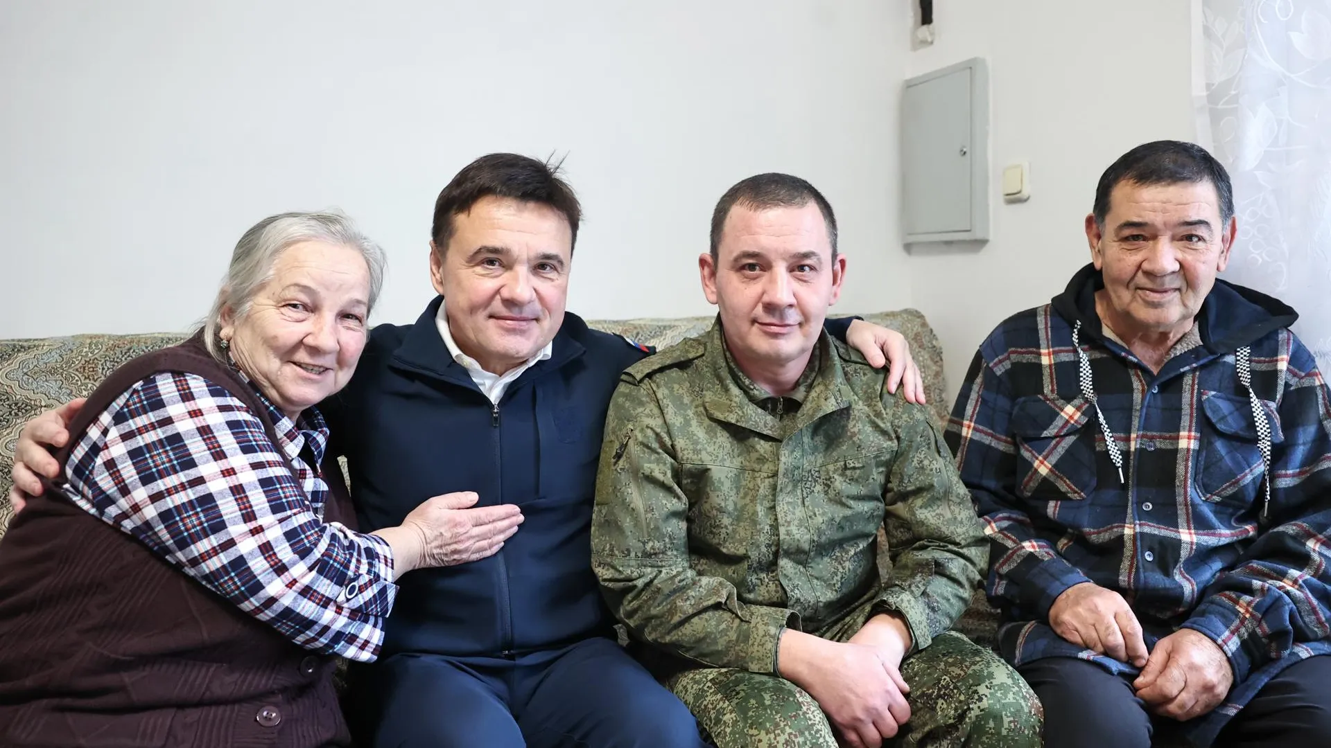 Губернатор Воробьев встретился с семьей бойцов СВО из Волоколамского округа