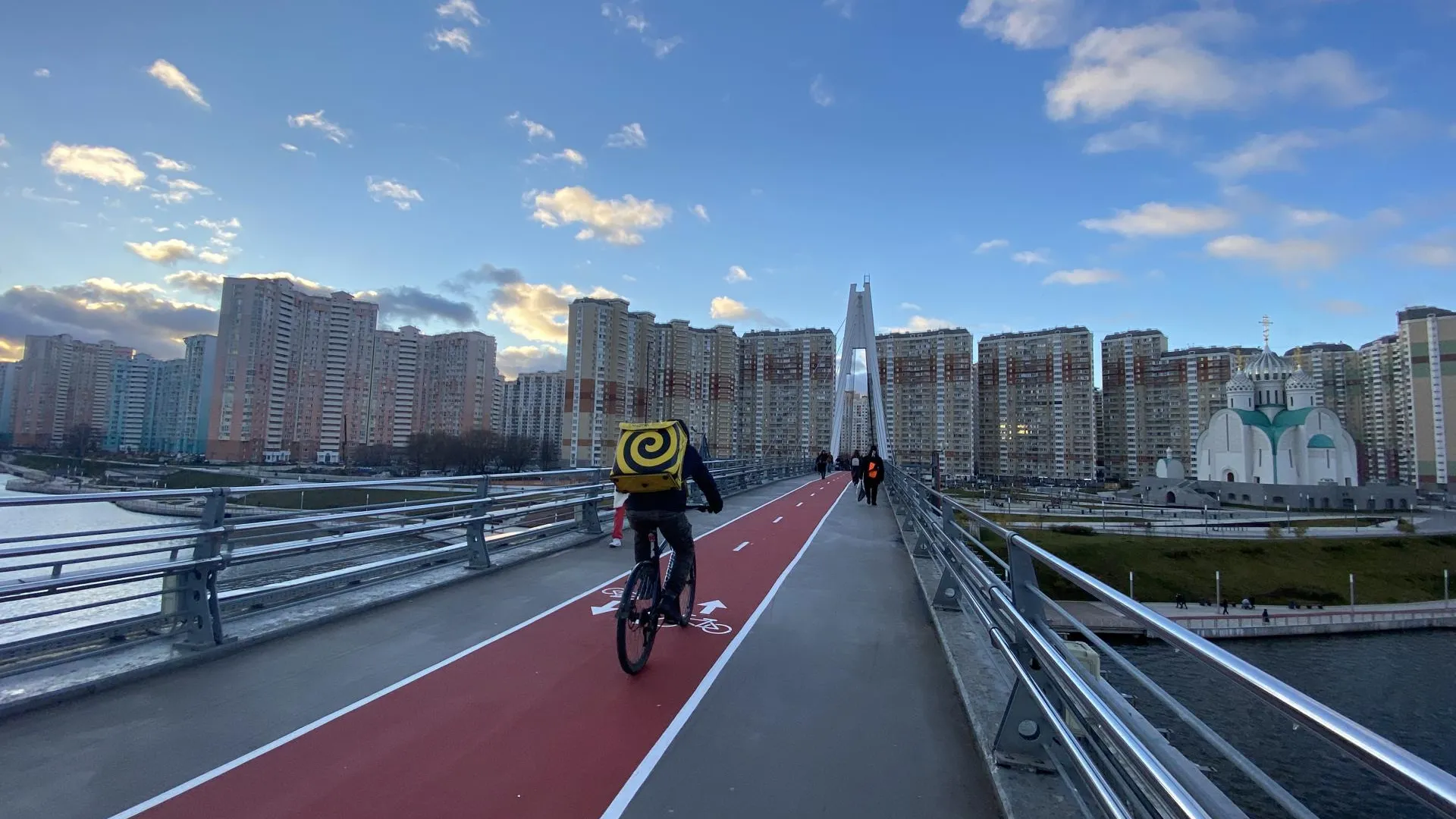 На Павшинском мосту в Красногорске обустроили велодорожку