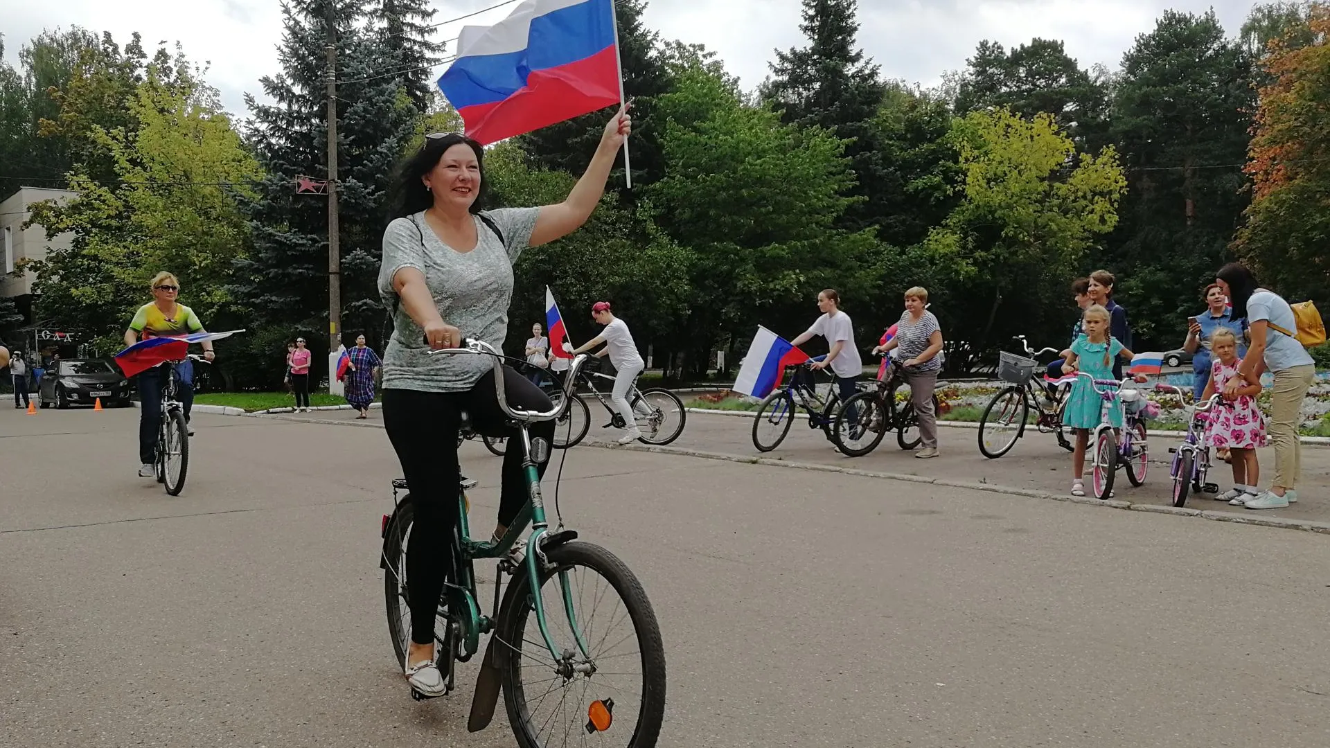 В Королеве прошел флешмоб в честь Дня российского флага