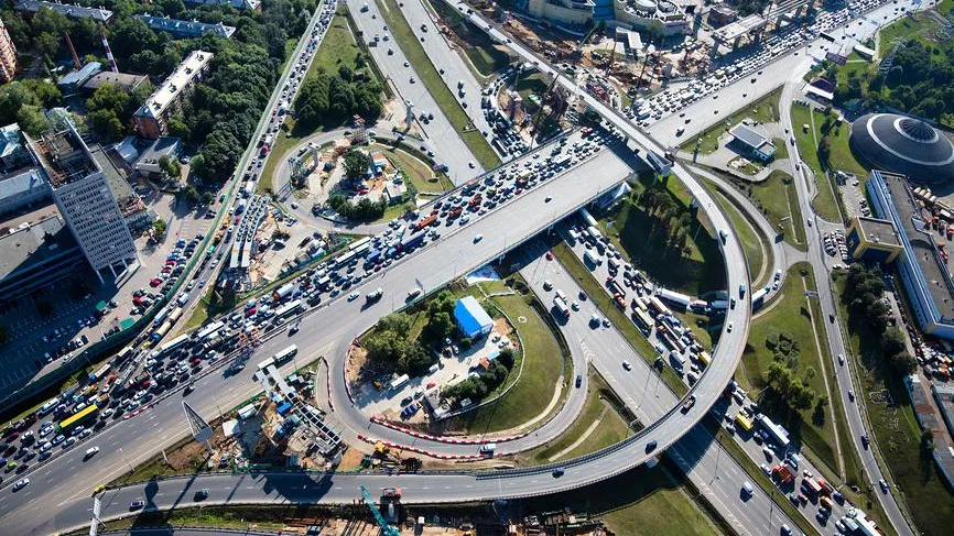 Около 1 млн дорожных объектов подготовят к лету в Москве