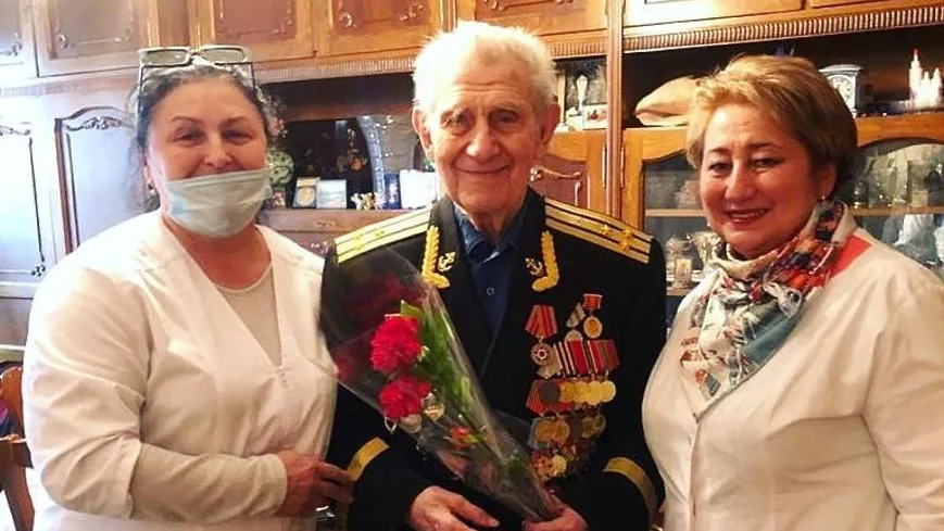 Медики Балашихи поздравили ветеранов ВОВ с наступающим Днем Победы