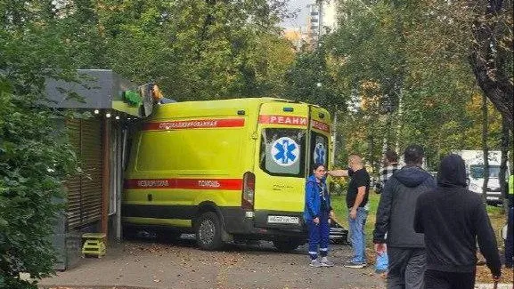 Автомобиль скорой помощи с пациентом внутри протаранил магазин в Королеве