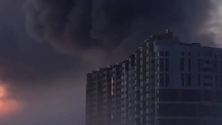 Небо над Киевом затянуло дымом после ночных прилетов — фото